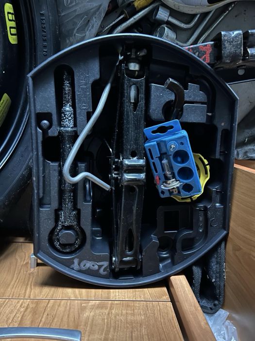 Резервна гума патерица с авариен комплект за Peugeot 3008,5008,308