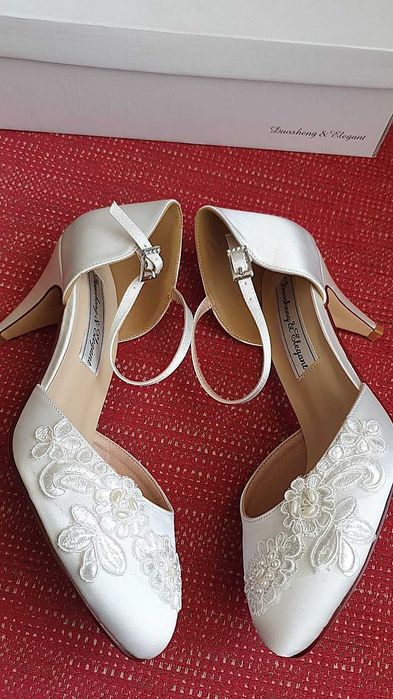 Pantofi eleganți pentru feme,i toc înalt, cu bareta la gleznă, aplicații din satin, pantofi de mireasă NR 39