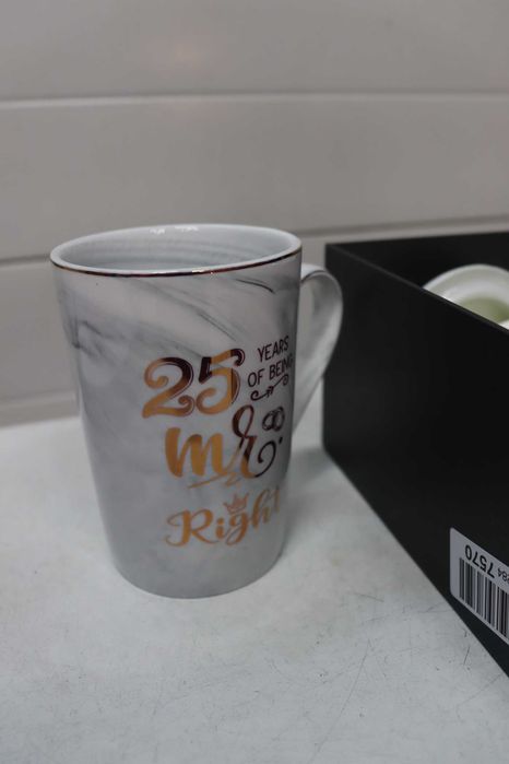 Комплект чаши за кафе за 25-та годишнина от сватбата, Mr Right & Mrs Always Right, 2 броя с капачки и лъжички, 400 мл, в елегантна подаръчна кутия