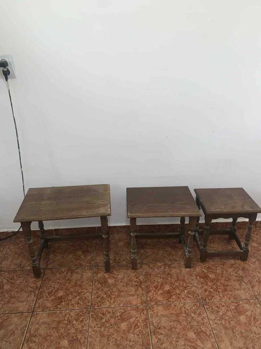 Set de trei masute din lemn