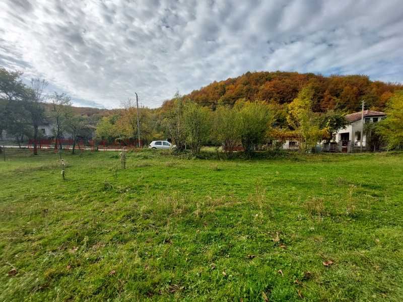 Панорамен парцел с гледка към връх Марагидик в кв. Острец