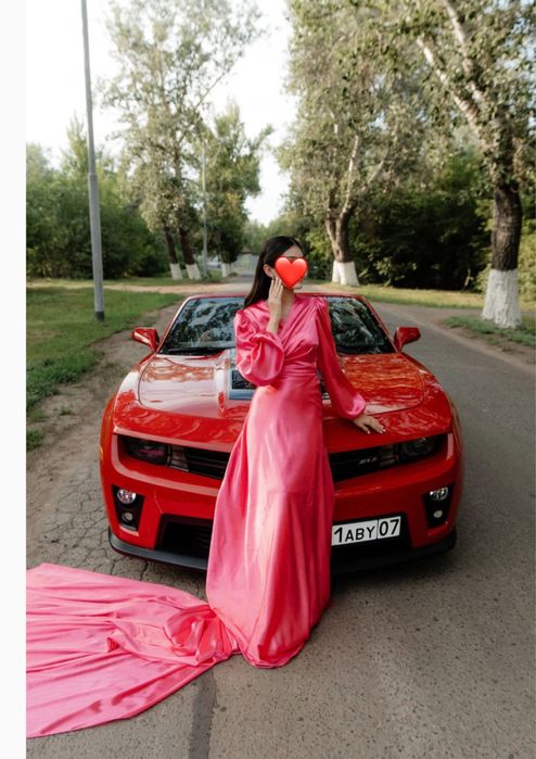 Продам шикарный платья со шлейфом