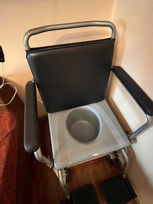 Туалетный стул на роликах.