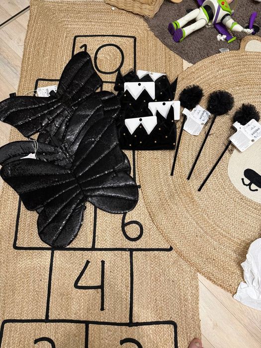 Коронки крылышки и палочки для девочек от зара