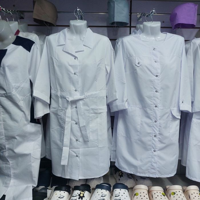 Медицинские халаты и костюмы и обувь