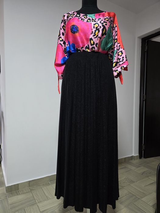 Fusta neagra plisata cu glitter, model cu talie elastica