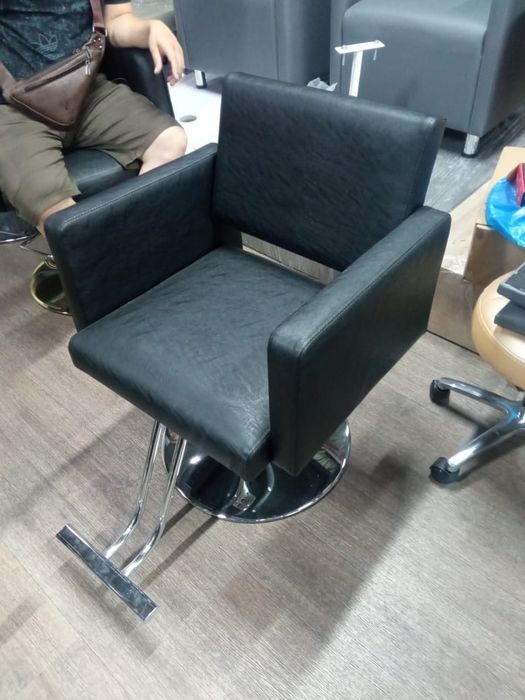 Парикмахерское кресло