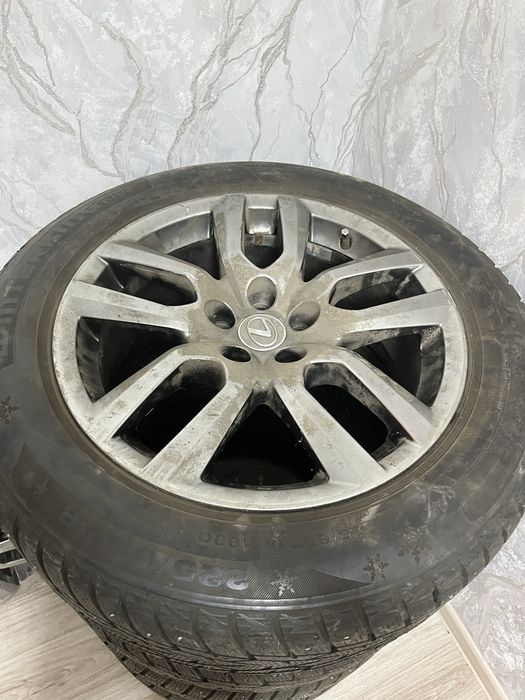 Продам зимние шины на Lexcus