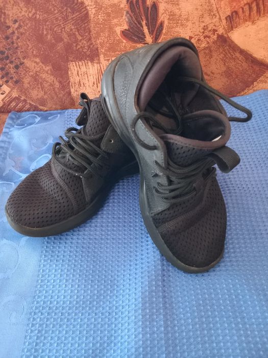 Универсални маратонки на Джордан.