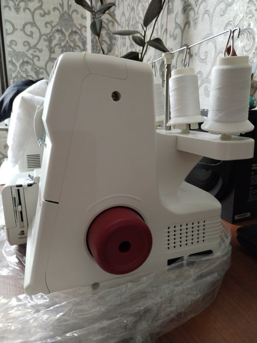 Оверлок машинка. Четырёх-бабинная.