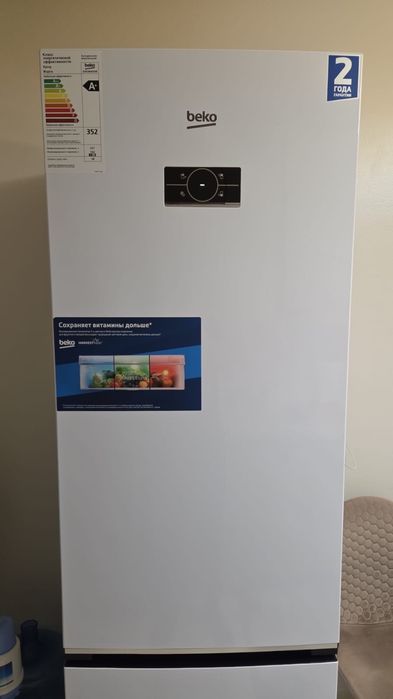 Холодильник высокий вместительный