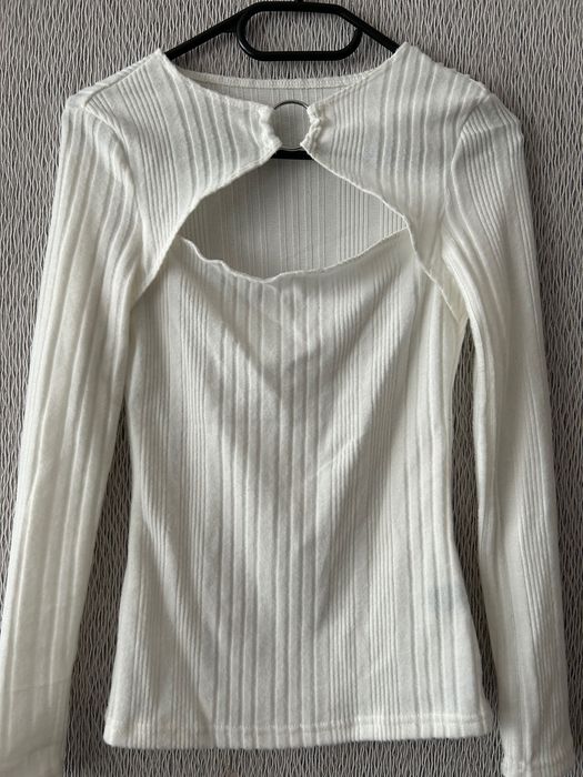 Бяла блуза с ефектна предна част
