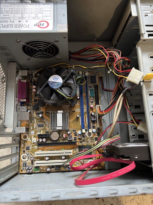 Компютър с Intel, 4гб РАМ, 160гб диск и Windows 10