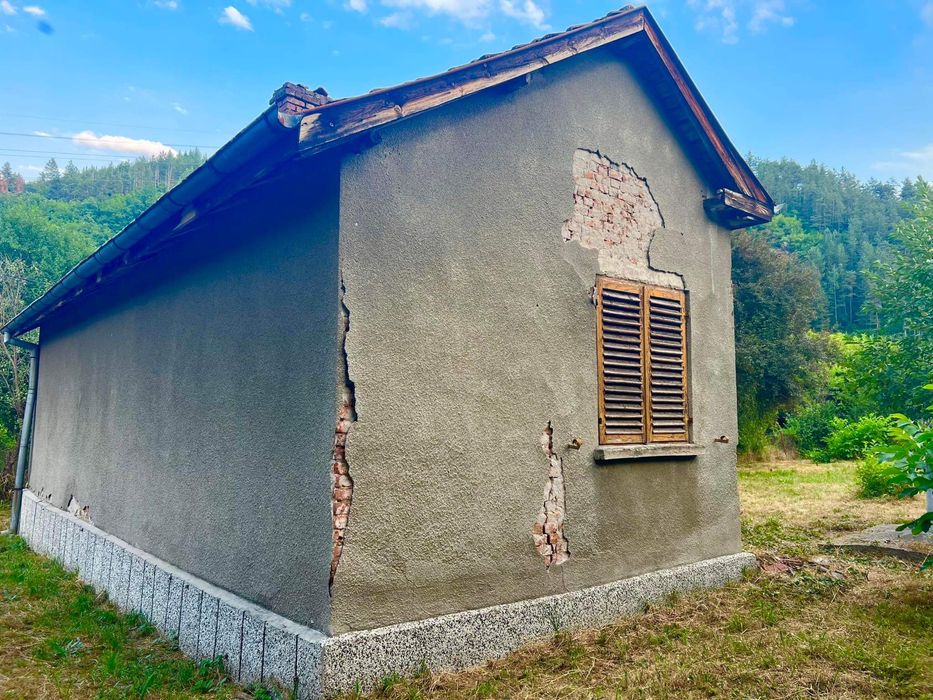 Къща с двор и кладенец