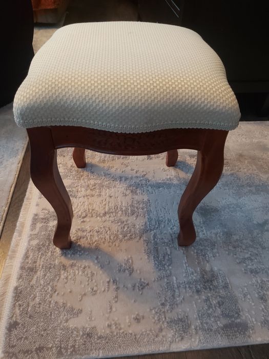 Scăunel lemn masiv retro ,model Ludovic XV