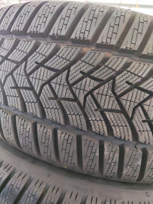 2 бр зимни 225/50/17 Dunlop 24г