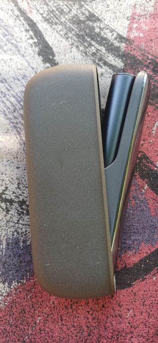 Tigară electronică gama IQOS ILUMA care folosește TEREA).