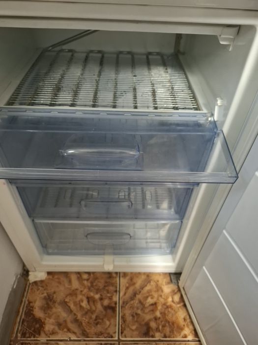 Congelator vertical GRAM cu 4 sertare – stare bună