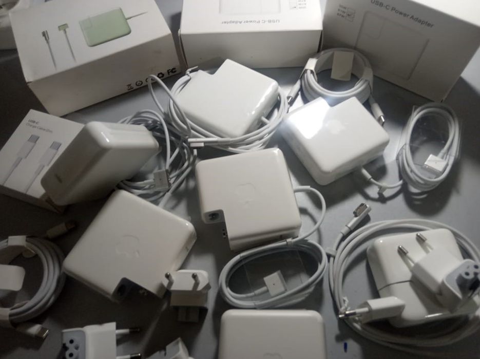 на MacBook - зарядка, блок питания, шнур