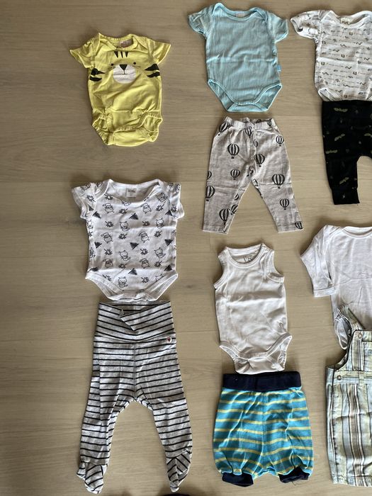 Vand lot haine baieti(2-4 luni) frumoase.