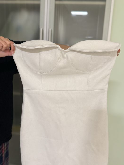 Белое коктейльное платье