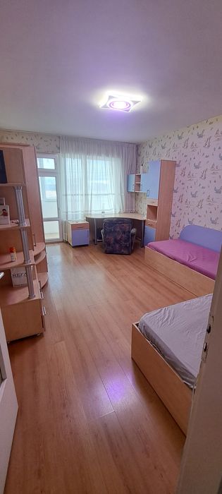 Тристаен апартаммент на 7мин пешеходно от център.