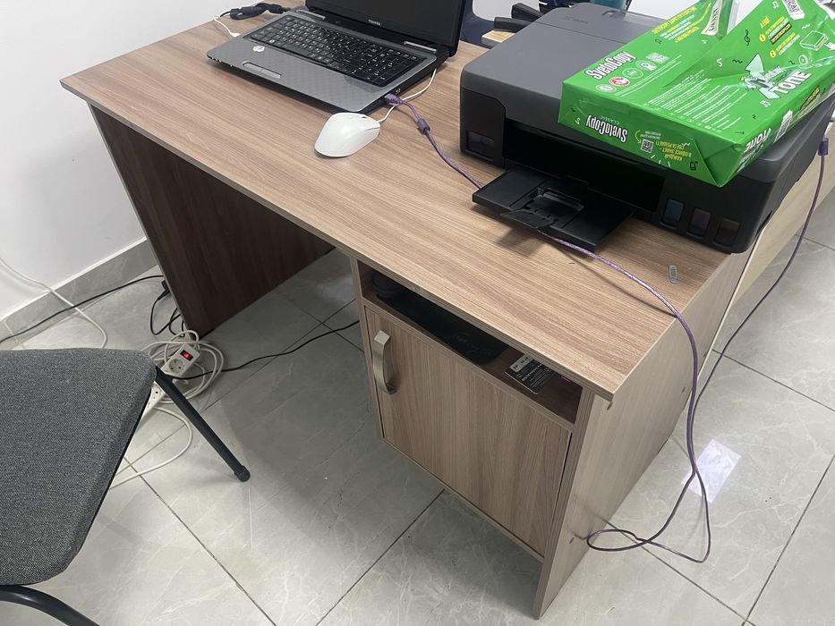 Продам 2 офисных стола и стулья
