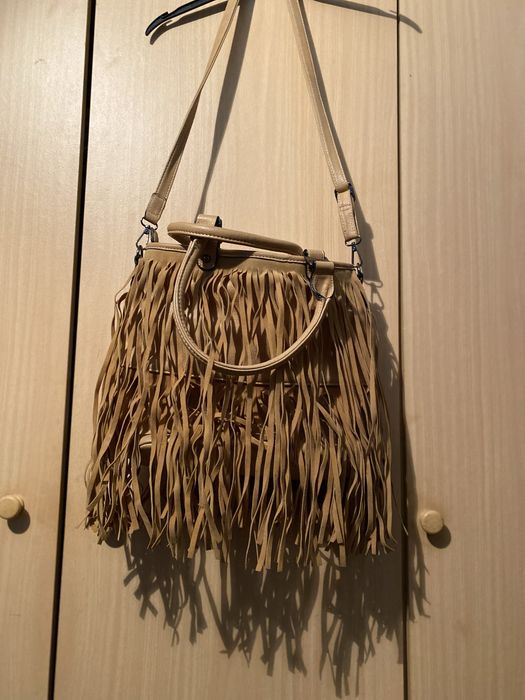 Geanta cu franjuri, purtata rar