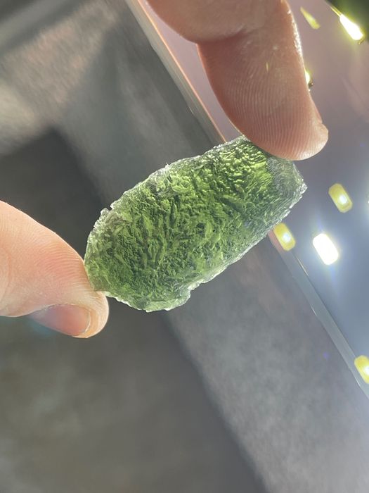 истински скъпоценен камък молдавит, метеорити, кристали