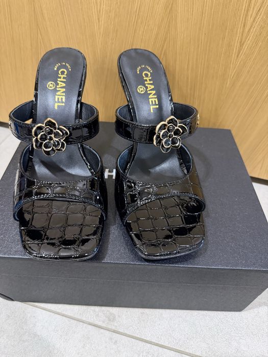 Високи чехли Chanel
