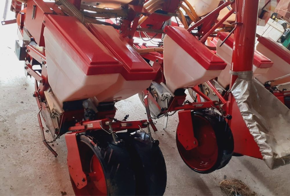 Vand semanatoare pentru porumb floare