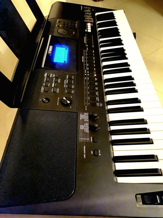 Vând orga Yamaha psr E 453