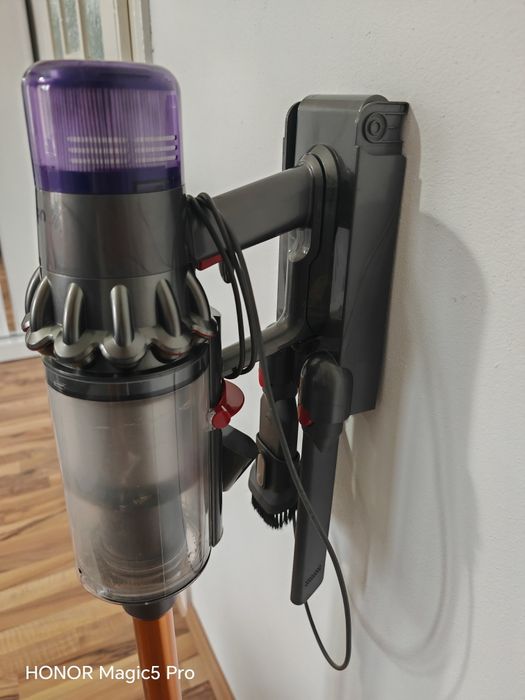 Vând Dyson v11 .