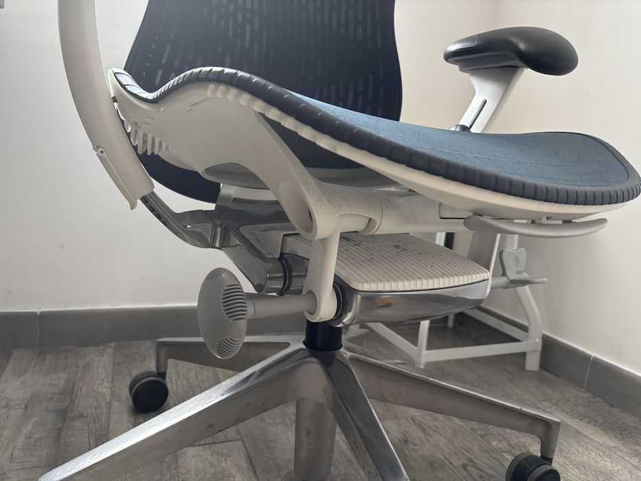 Scaun Ergonomic Herman Miller -  Mirra 2 - albastru ultramarin. Stare excelenta.