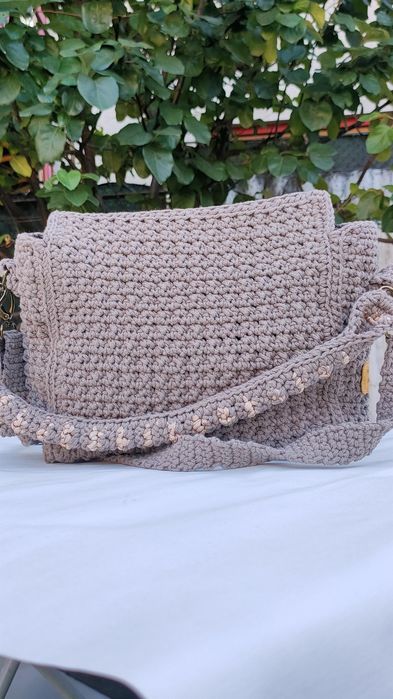 Geantă unicat, croșetată 100% manual, cu panou pictat și broderie 3D