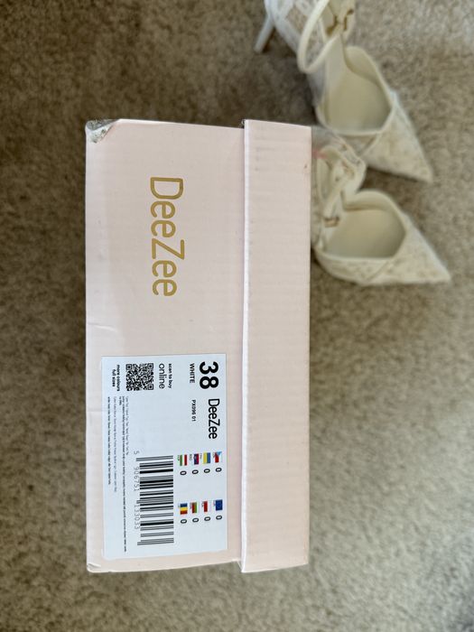 НОВИ бели дантелени обувки на ток DeeZee сватбени