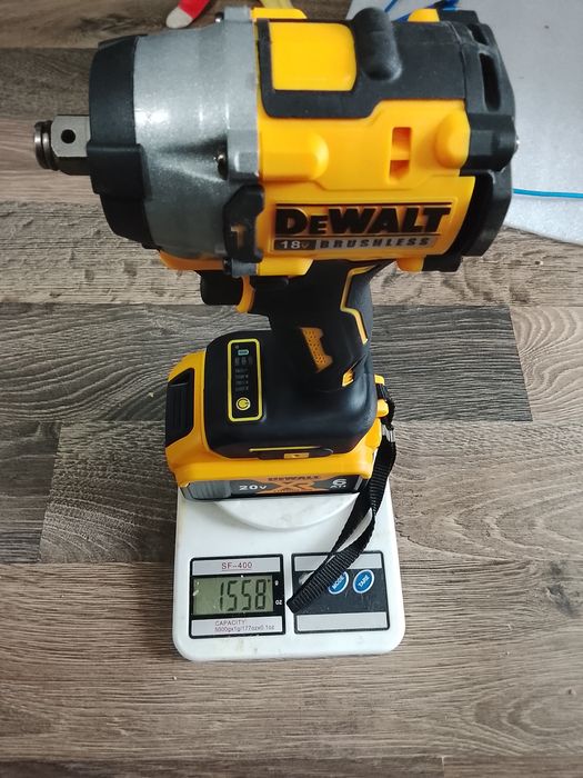 Insurubat impact DeWalt DCF922 cu o baterie de 6a