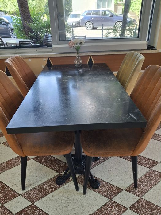 Продавам маса със столове