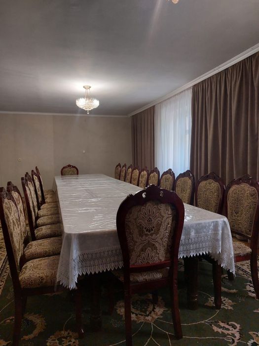 Стол и стулья для зала
