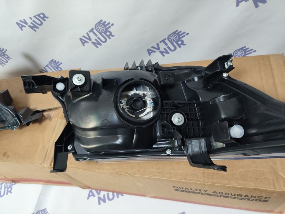 Хайлюкс фары передние