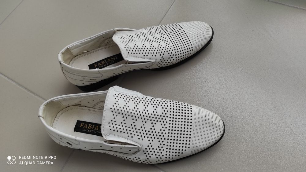 Продам белые летние туфли 43 размера