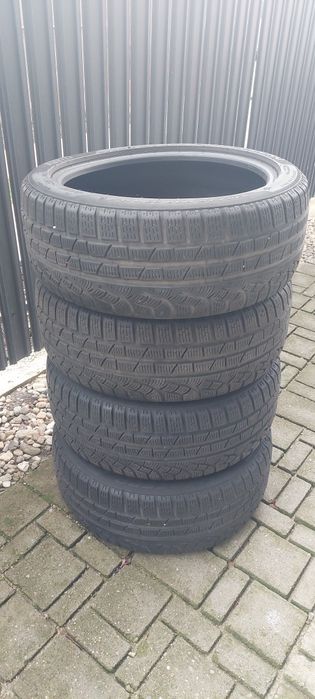 Vând Anvelope Iarnă Pirelli 215/45/18