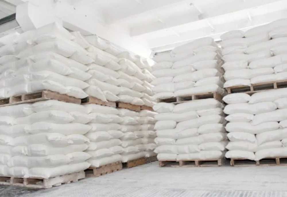 Мел кормовой, кальций-карбонат (CaCO₃).