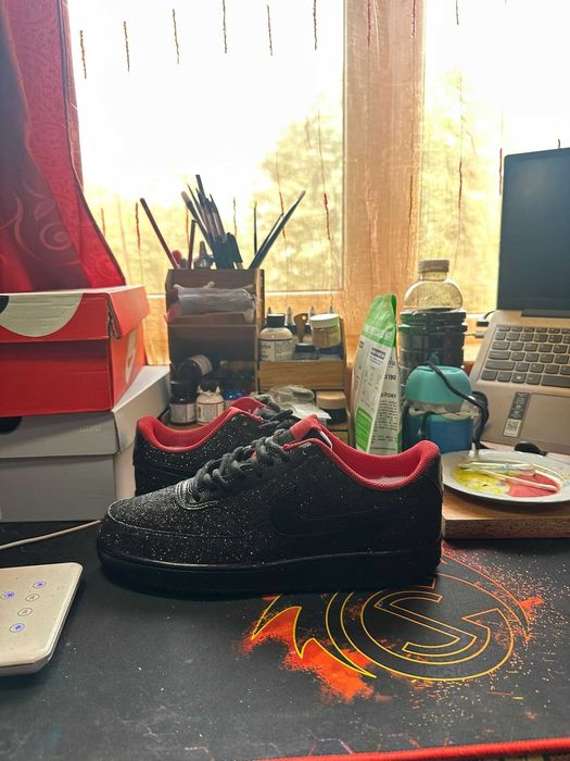 Nike personalizați – sclipici negru + talpă roșie