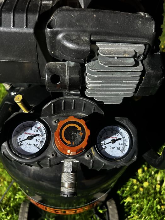 Compresor aer comprimat Black + Decker 227/50V-NK 50L 10 bari, fără ulei