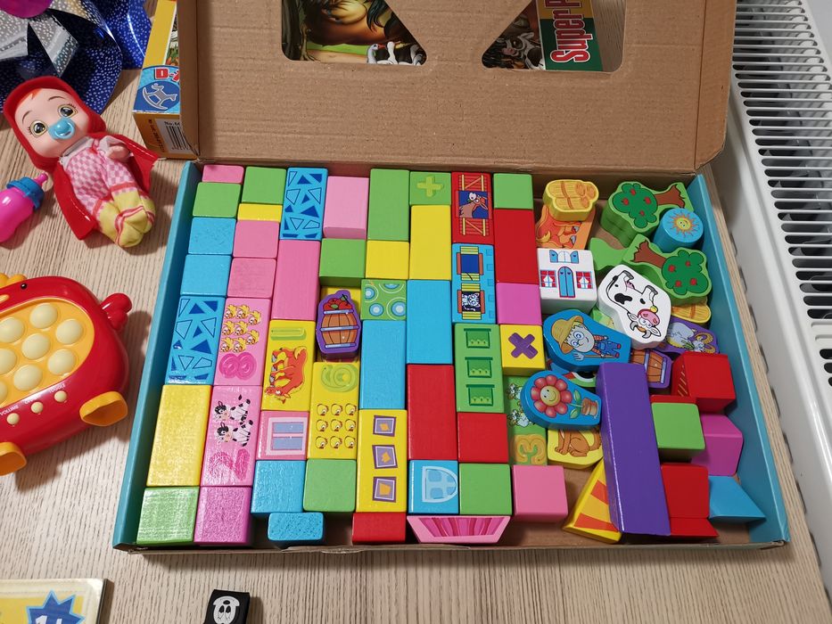 REZERVAT Lot jucării și cărți