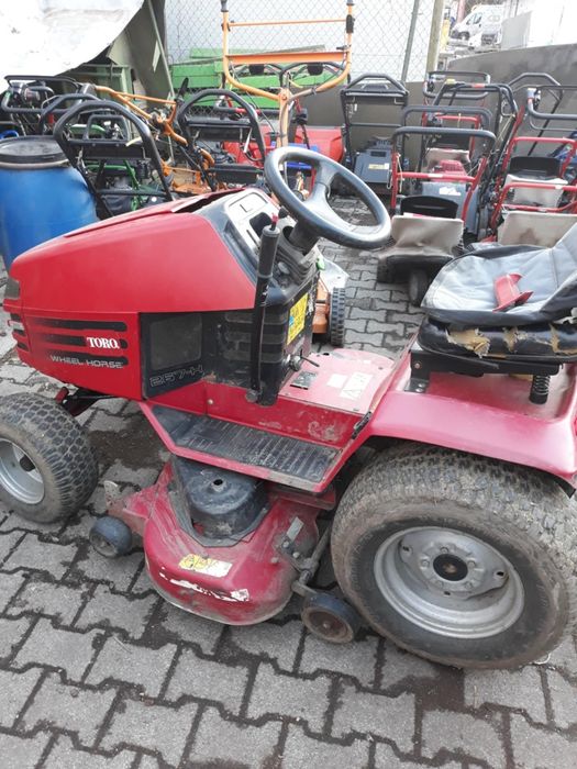 Tractoras tuns iarba Toro