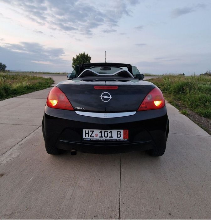 Opel Tigra  1.4 90CP  Cabrio Înmatriculat

Înmatriculat RO

An fabricație: 2006

Motorizare: 1.4 benzină, 90 CP

Kilometraj: 184.000 km