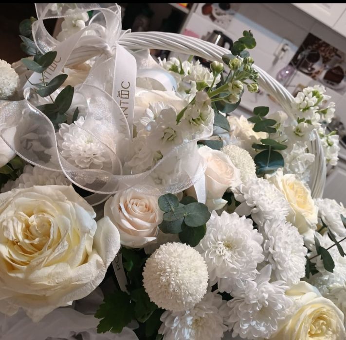 Букет цветов белые  на корзинке