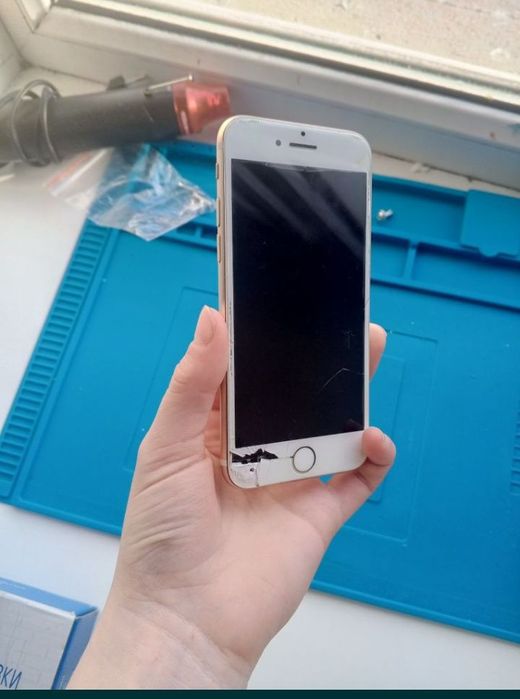 Продаю айфон 7 немного разбитый